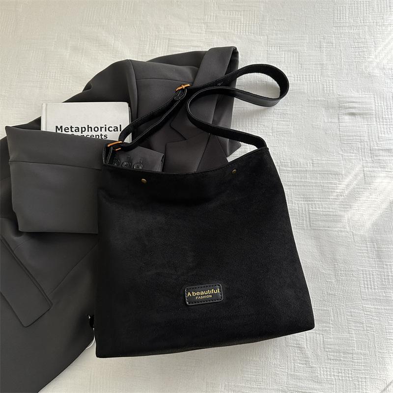 

Retro soft-faced suede bread bag women s 2025 new autumn foreign-style large-capacity shoulder bag fashionable bucket bag