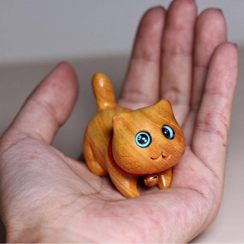 Geschnitzte Sandelholz-Figur einer selbstbewussten Katze: Süßes Cartoon-Kätzchen Handgefertigtes Geschenk