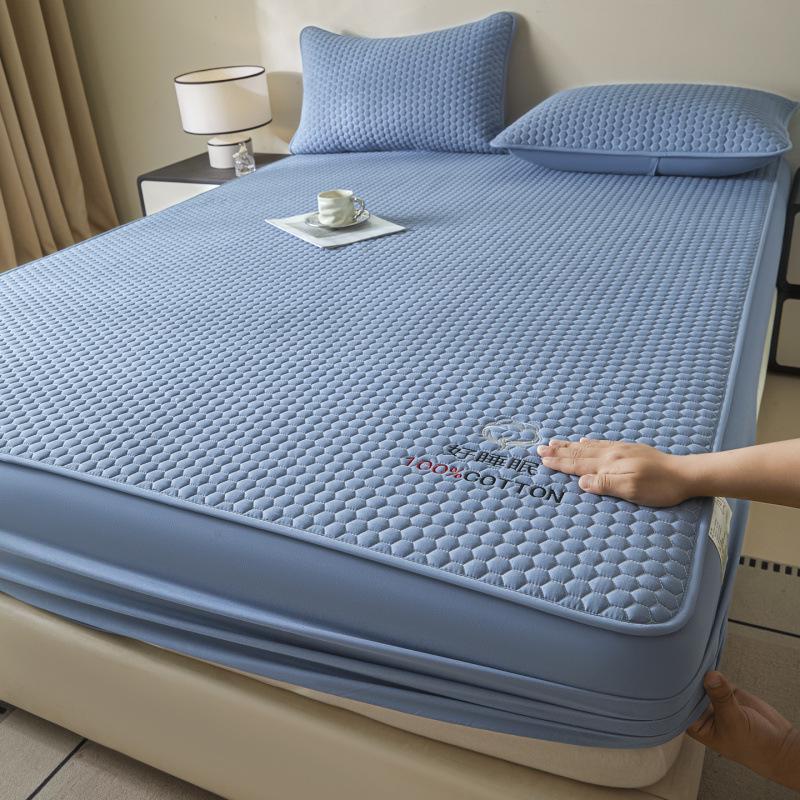 Thick Quilted Non-Slip Mattress Protector - Washable & No Pilling 1 pillowcase