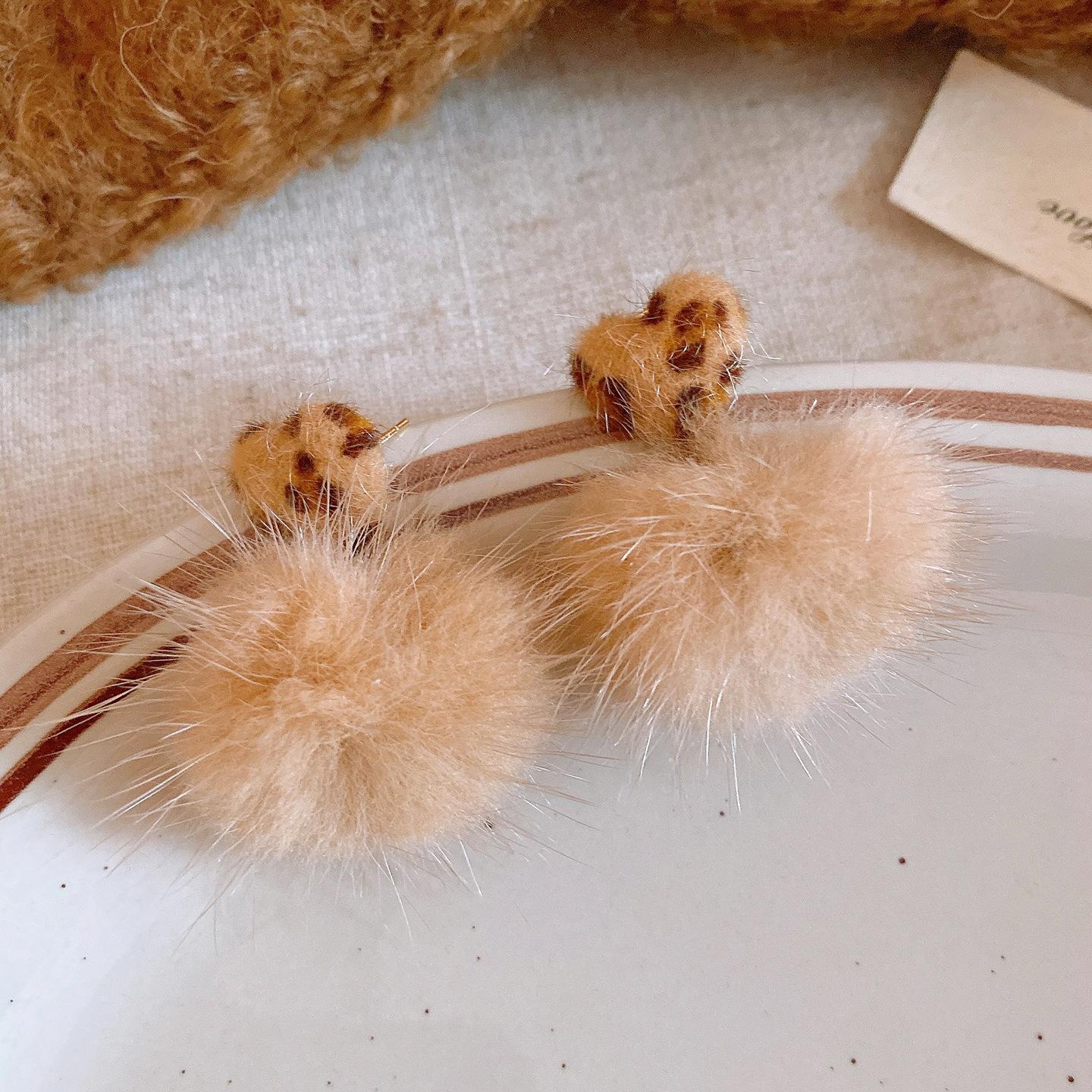 

Sweet and gentle fabric love hairball earrings studs retro versatile earrings women