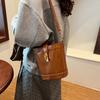 Fashion portable women's bag 2025 summer new fashion simple bucket bag versatile simple shoulder
