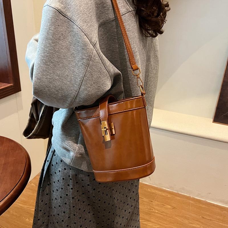 Fashion portable women's bag 2025 summer new fashion simple bucket bag versatile simple shoulder