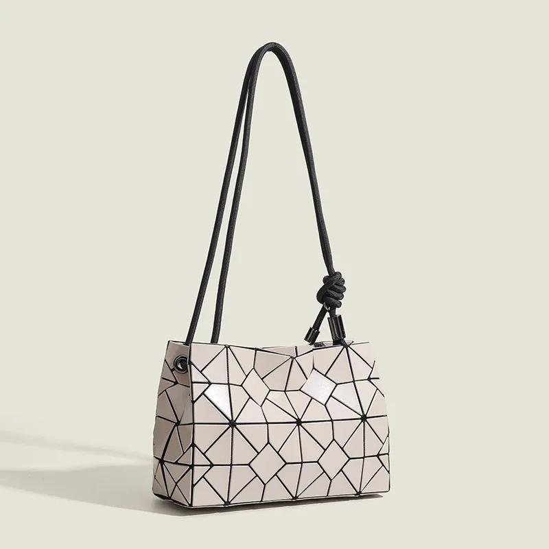 Dammode geometrisk diamantformad väska  vikta väskor  axelväskor  clutch  väska  lyxmärke  designer  geometri  ny
