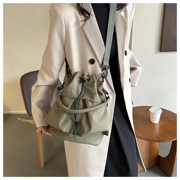 

Модная и крутая новая зимняя модная повседневная сумка-ведро большой вместимости из ткани Оксфорд с завязками на одно плечо