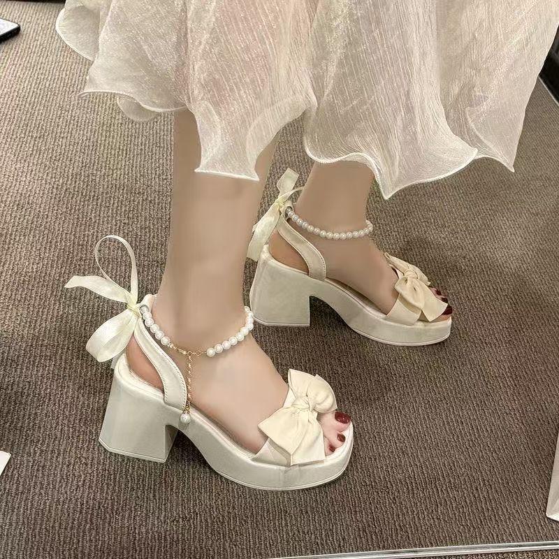 In the summer of 2025, the new popular foreign-style pearls with sandals, women wear fairy style with skirts and high heels.