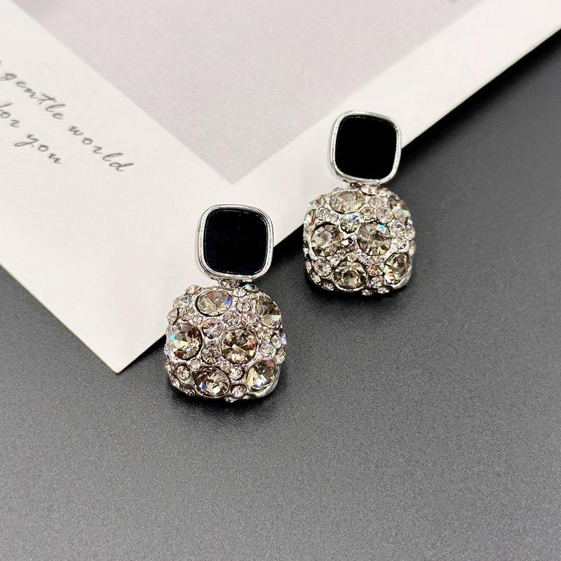 French Black Earrings, Square Zircon Stud Earrings, Women S High-End Light Luxury Earrings. чёрный