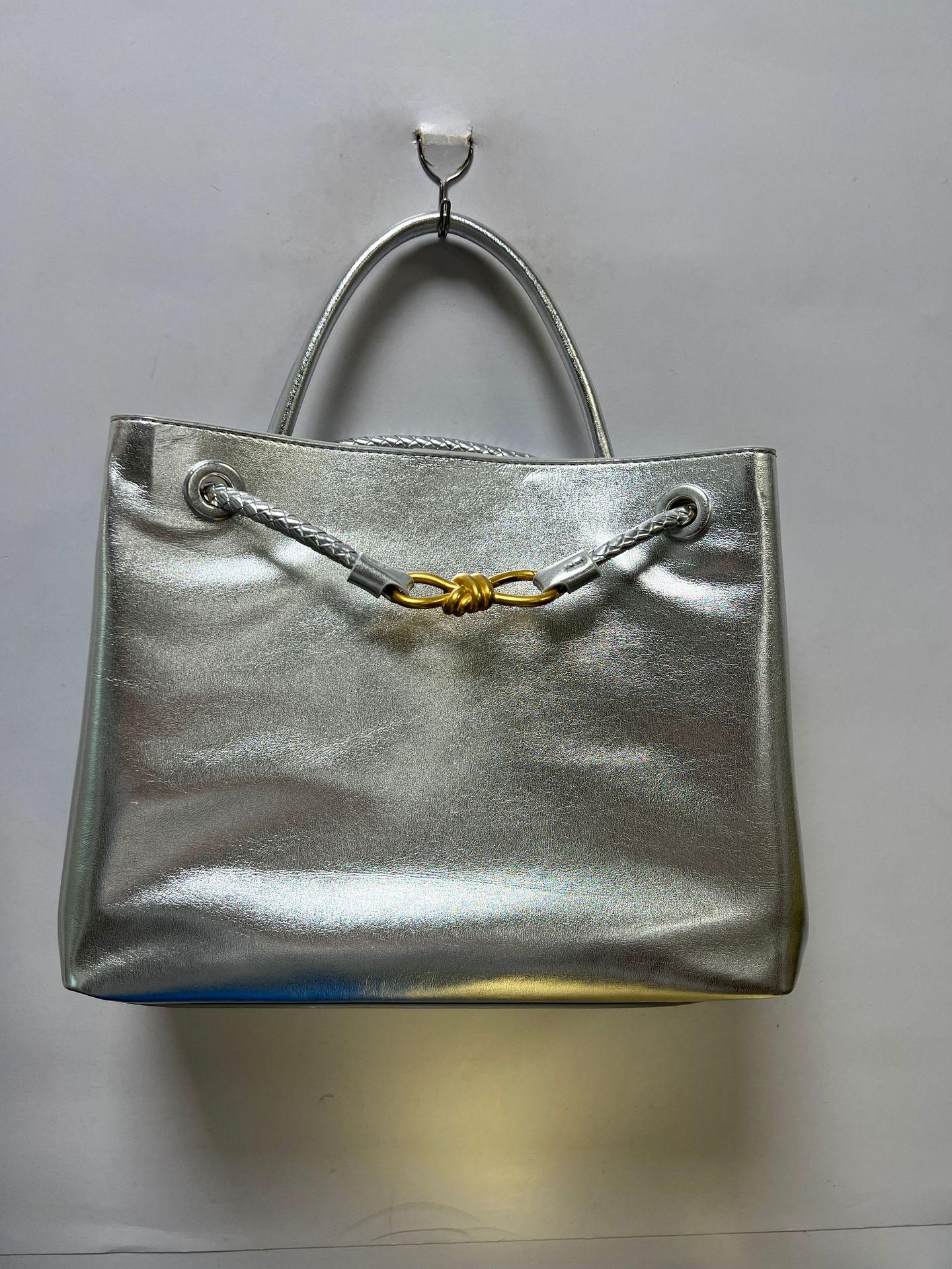 

Вместительная ретро-сумка-портфель B – женская сумка через плечо и мессенджер 7520-1 серебряный