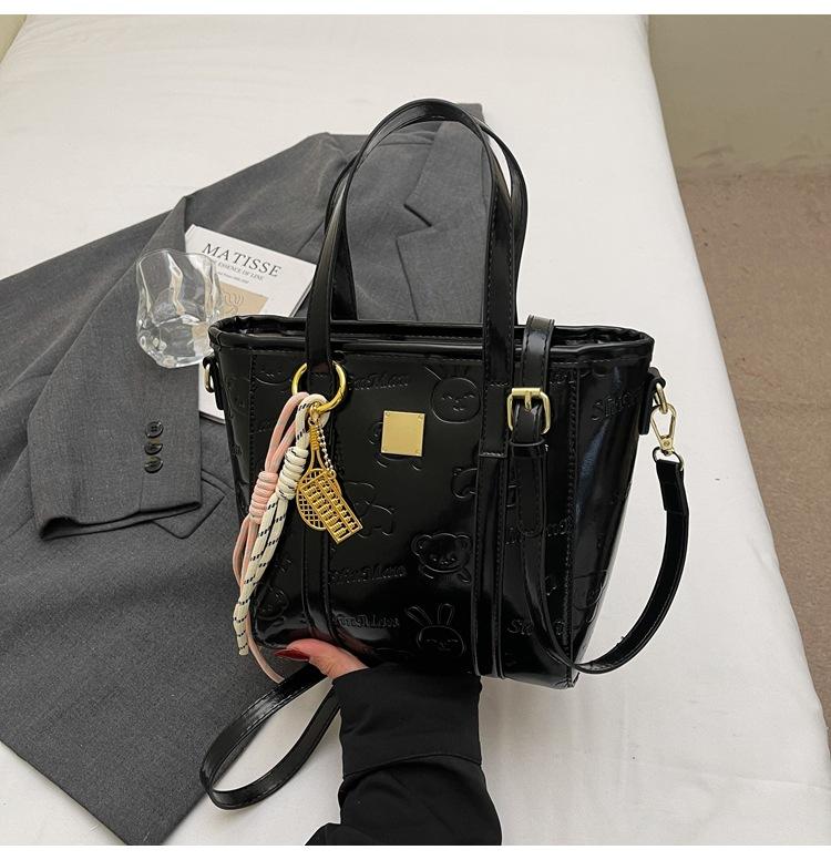 

Popular niche sweet and cute embossed portable bucket bag commuter casual versatile messenger bag bag woman