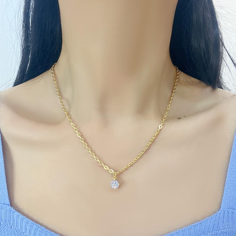 Elegant Metal Heart Clavicle Necklace for Women - Light Luxury Design
