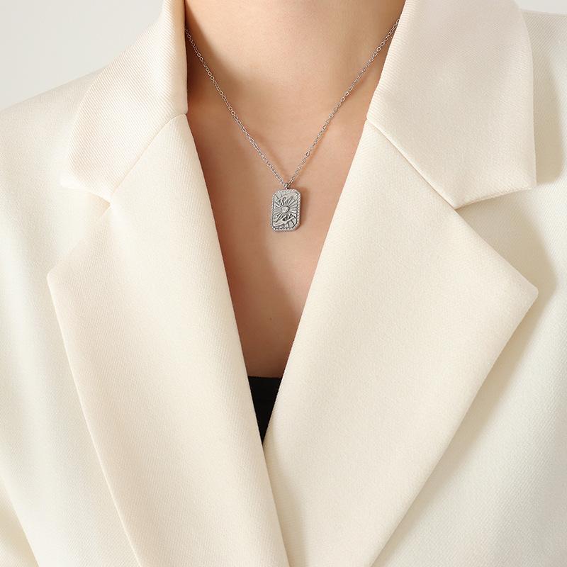 Colar Pingente Quadrado de Contas Duas Mãos com Padrão Estilo Retrô, Corrente para Clavícula com Design de Nicho Banhado a Ouro 18K em Aço Titânio