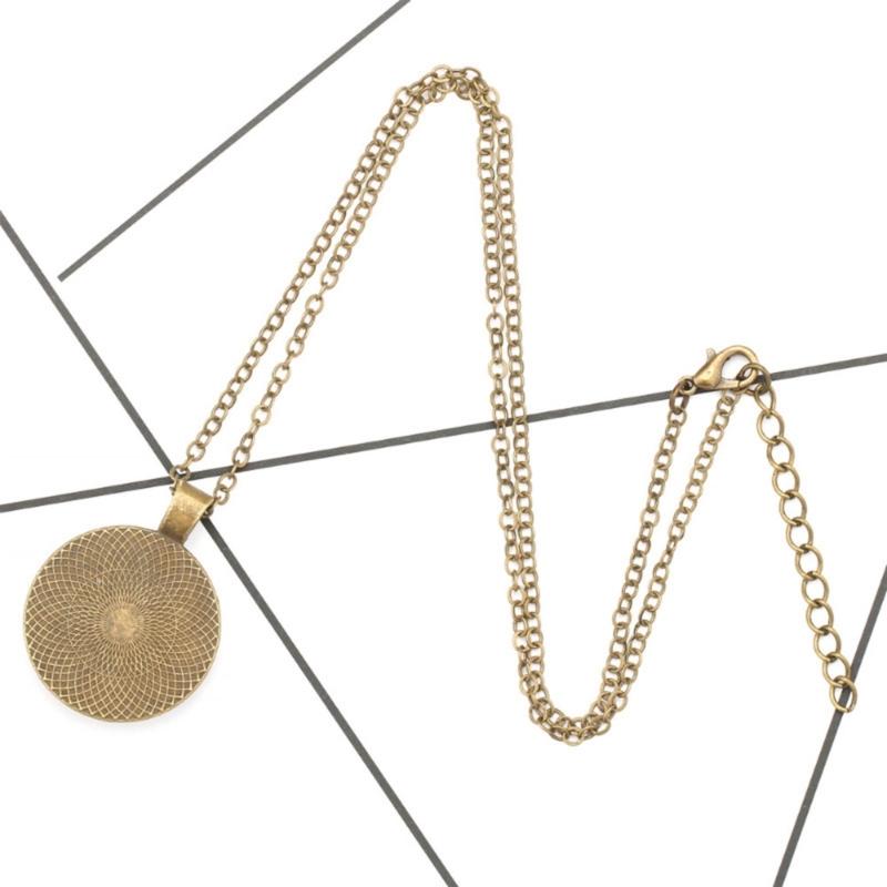 Elegant Syrian Flag Pendant Necklace Symbolizing National Pride and Cultural Identity in Sturdy Materials Casual Wear