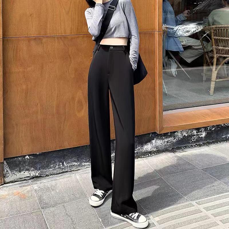 Spodnie damskie garniturowe w kolorze czarnym z wysokim stanem i szerokimi nogawkami na wiosnę i jesień 2023.