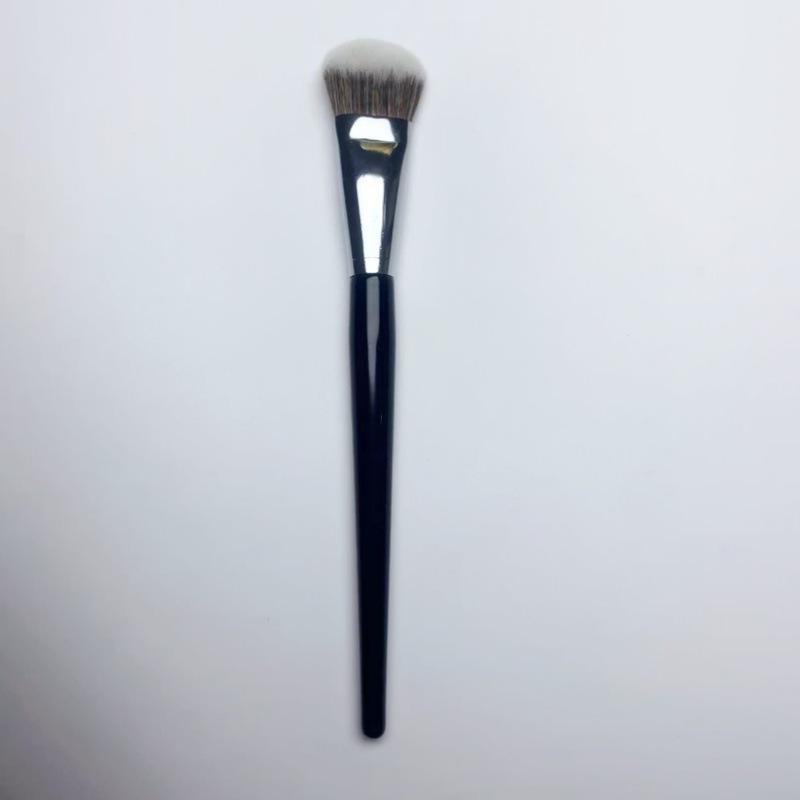 Профессиональная скошенная кисть для контуринга и тональной основы с защитным колпачком