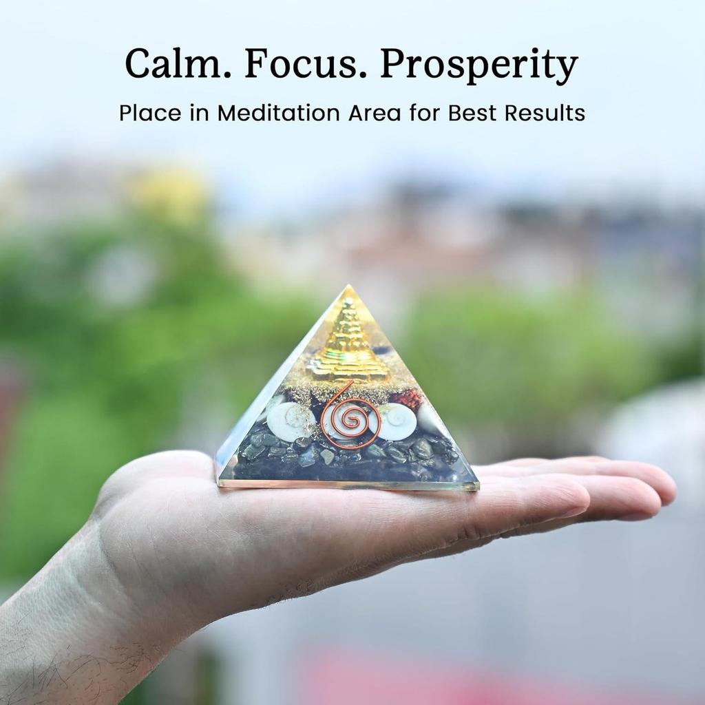 Geldmagnet Pyrit Pyramide für Vastu, Zuhause & Büro | Original Pyrit Stein mit Rudraksha, Gomati Chakra & Shri Yantra