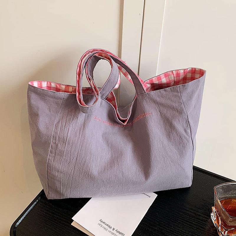 Frühling und Sommer Neue doppelseitige karierte Tragetasche mit großem Fassungsvermögen für Studenten, Pendler und Freizeit, Schultertasche