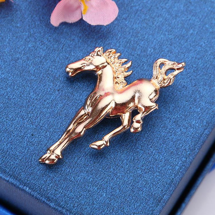 Men's Galloping Horse Brooch: European & American Trend, High-Quality English Style Alloy for Fashion Suits