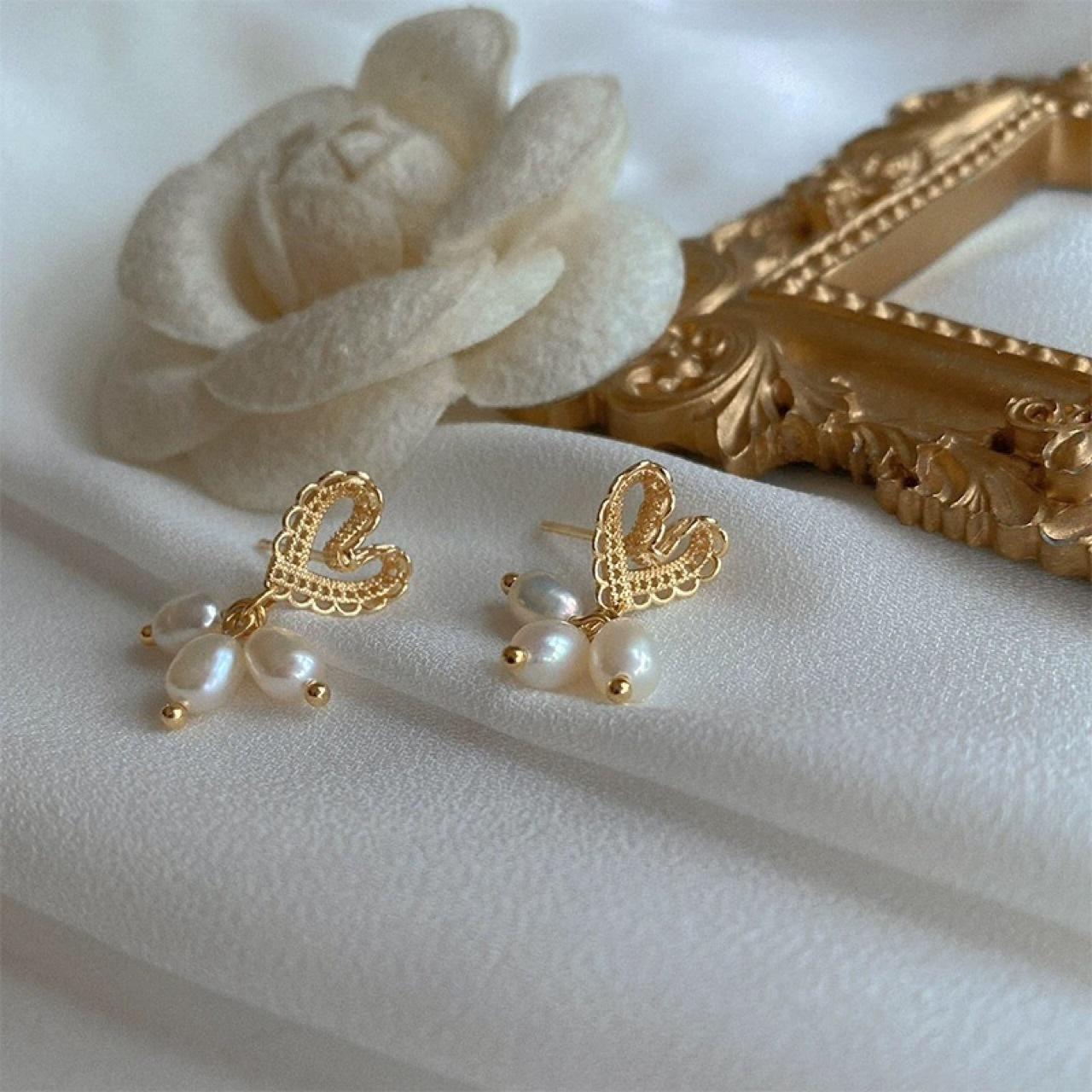 

Handmade sweet lace love natural freshwater pearl rice beads small ins wind cute stud earrings versatile woman Silver needle