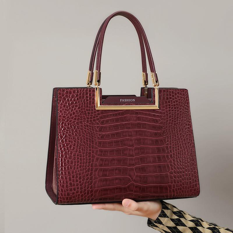 Bag Women's Autumn and Winter New Messenger Bag Fashionable Versatile Commuter Premium Wedding Bag Portable Mother Bag