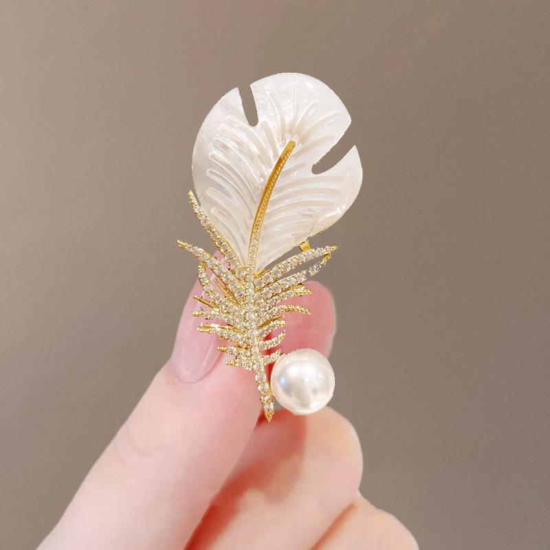 Elegant Pearl Brooch for Women's Suits - High-End Jewelry Pin