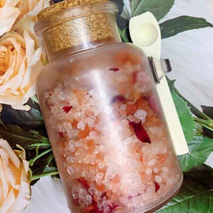 LET'S BLOOM Himalaya Pink Bath Salt With Rose Petals
