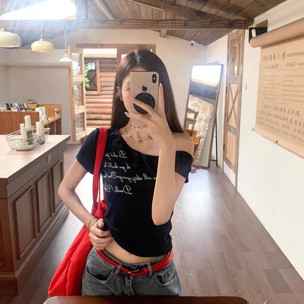 Amerikanisches Ins-T-Shirt mit Buchstabenprint, schräger Schulter, unregelmäßigem Design, kurzärmlig, Damen Sommer, schlank und dünn, kurzes Oberteil