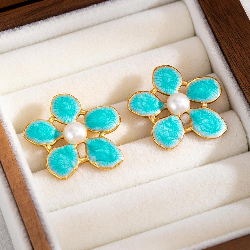 Fashionable Titanium Steel Pearl Flower Stud Earrings for Women: Stylish Stainless Steel Hollow Design in Cold Style.