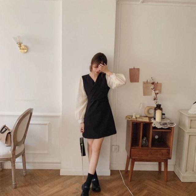 Spring & Summer V-Neck Faux Two-Piece Slimming Dress, Waist-Cinching, Fashionable Short Skirt for Petite Women