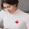 Pin de Esmalte Rojo Hoja de Arce con Patrón de Bandera de Canadá