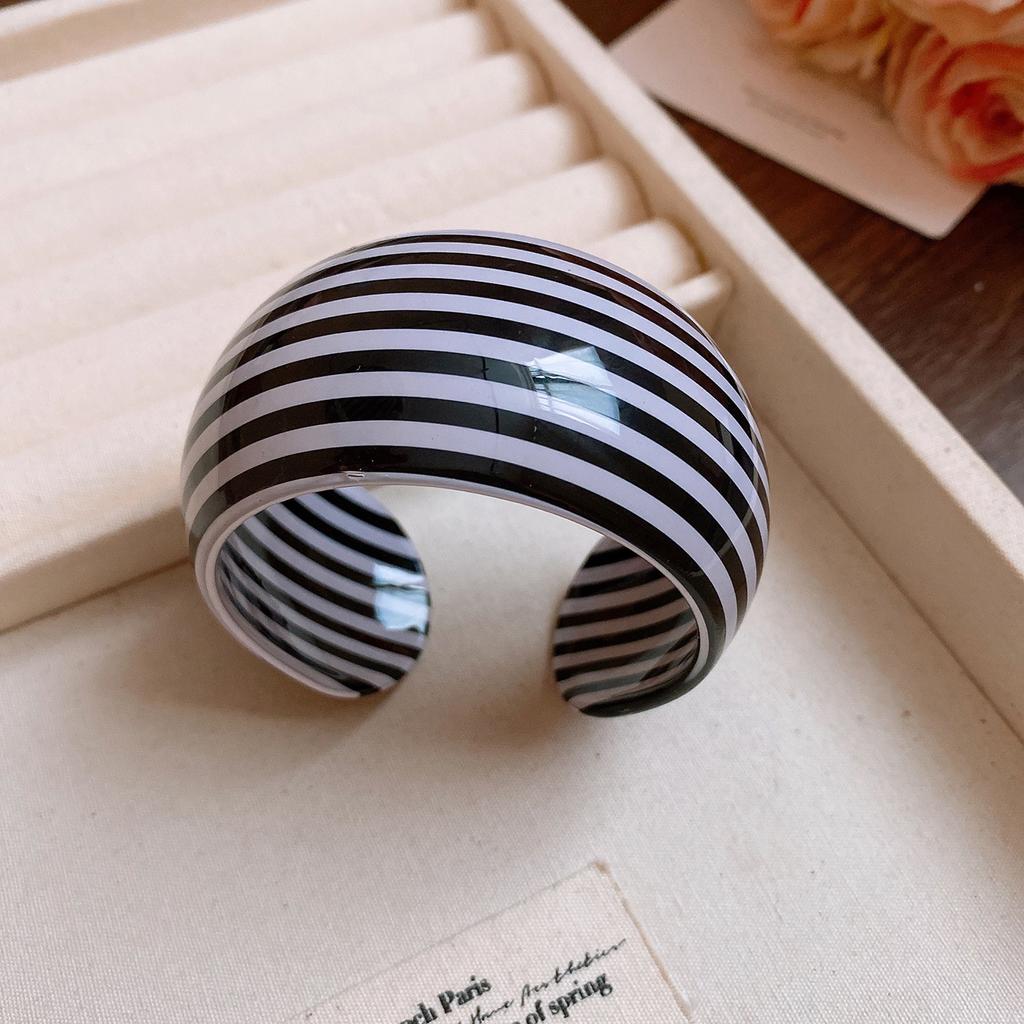 European and American Exaggerated Acrylic Striped Wide Version Open Bracelet Design Sense Bracelet Temperament Simple Jewelry