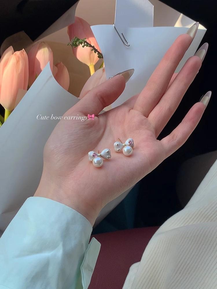 

2024 Women s Colorful Pearl Bow Earrings - Unique High-End Studs and Pendants