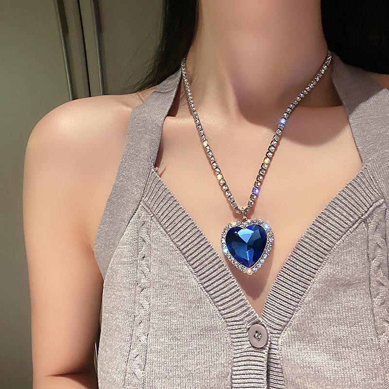 Exaggerated Red Crystal Heart Pendant Necklaces for Women Luxury Full Rhinestone Long Chain Necklaces Love Forever Jewelry Gifts