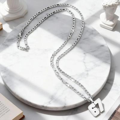 Collier Sportif Numérique en Acier Inoxydable Pendentif Numéro 67 Chaîne Minimaliste pour Femmes Hommes Bijoux Nombre Porte-Bonheur Tendances Cadeaux de Fête