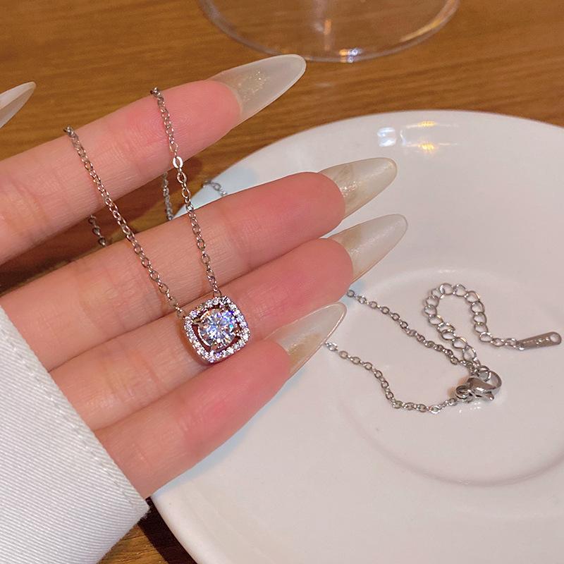 High-end Super Flash Zircon Titanium Steel Necklace Women's Versatile Niche Temperament Silver Collarbone Chain Internet Celebrity New Accessories