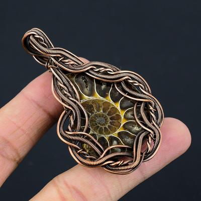 Regalo di gioielli con ciondolo fatto a mano con avvolgimento in filo di rame con pietre preziose fossili di ammonite per donna
