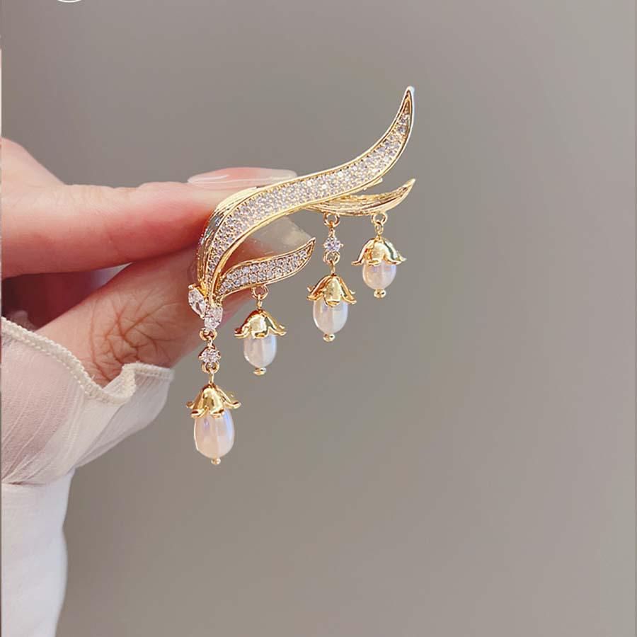 Elegant Pearl Brooch for Women's Suits - High-End Jewelry Pin