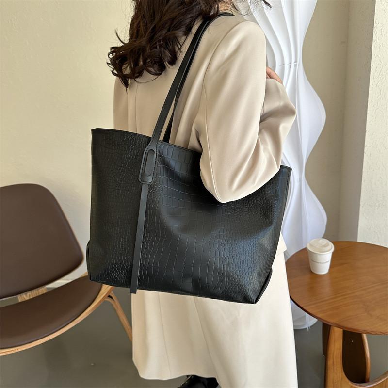 Trendy Fashionable Casual Large Capacity Tote Bag For Women Stylish Design In Black And Brown