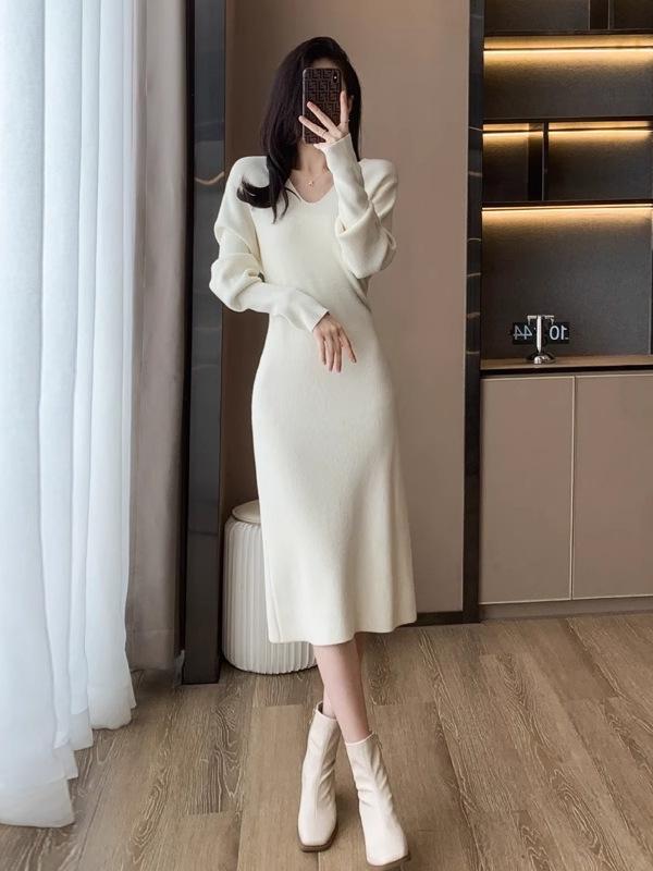 Damen High-End Strickkleid mit V-Ausschnitt und figurschmeichelndem Midilängen-Design für Herbst/Winter.