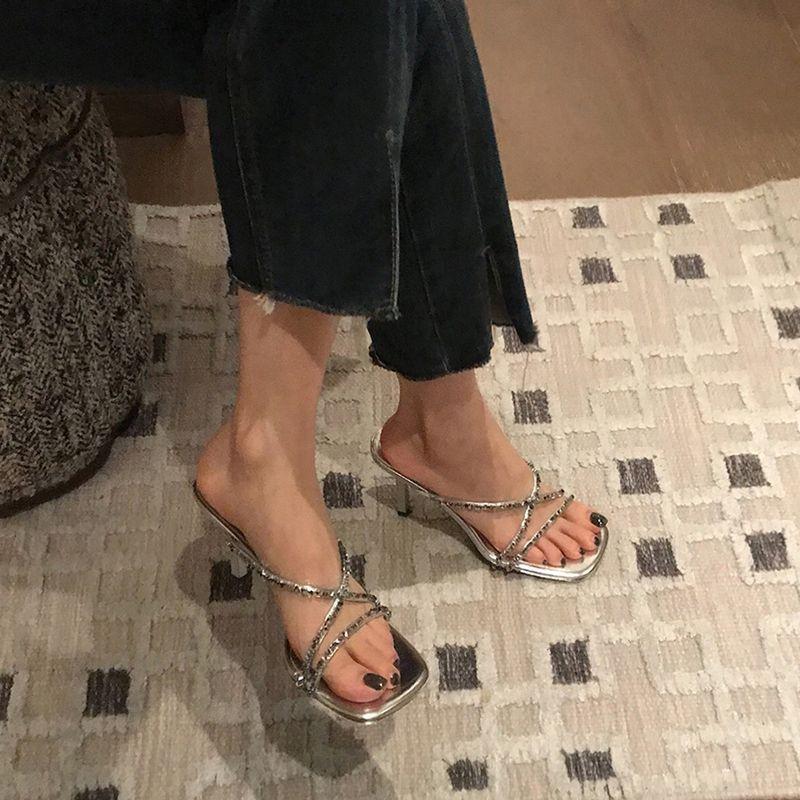 

2025 summer slippers women s outerwear French temperament silver cross with rhinestones square head open-toed stiletto high-heeled sandals 39 серебряный
