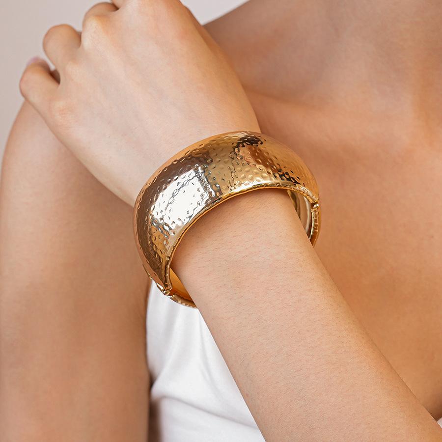Fashionable Exaggerate Wide Resin Bracelets Chunky Metal Bracelet Jewelry Autumn Winter Vintage Bangle For Women