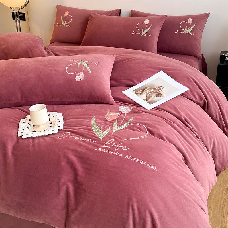 

Утолщенный комплект из четырех предметов из молочного флиса, коралловый двухсторонний флис с вышивкой, пододеяльник из кристального флиса, простыня, наволочка, комплект из трех предметов Single quilt cover 150 * 200cm