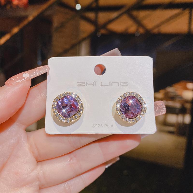 Stylish and simple square high-end stud earrings, women's geometric versatile temperament earrings, elegant and atmospheric earrings.