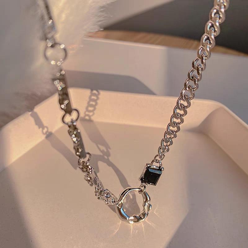 Conjunto de anillo y collar geométrico de acero y titanio con piedras preciosas negras para hombre y mujer.