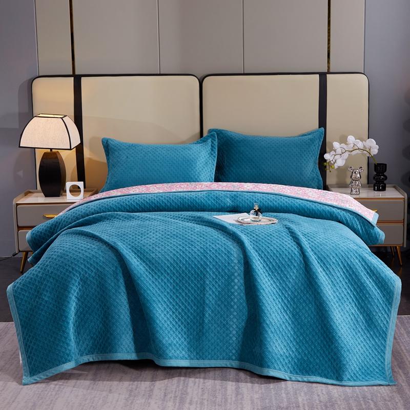 3pcs Set Winter Thick Velvet Bedspread Super Soft Flannel Quilting Bed Cover Non-slip Breathable Bedsheet with 2pcs pillowcase