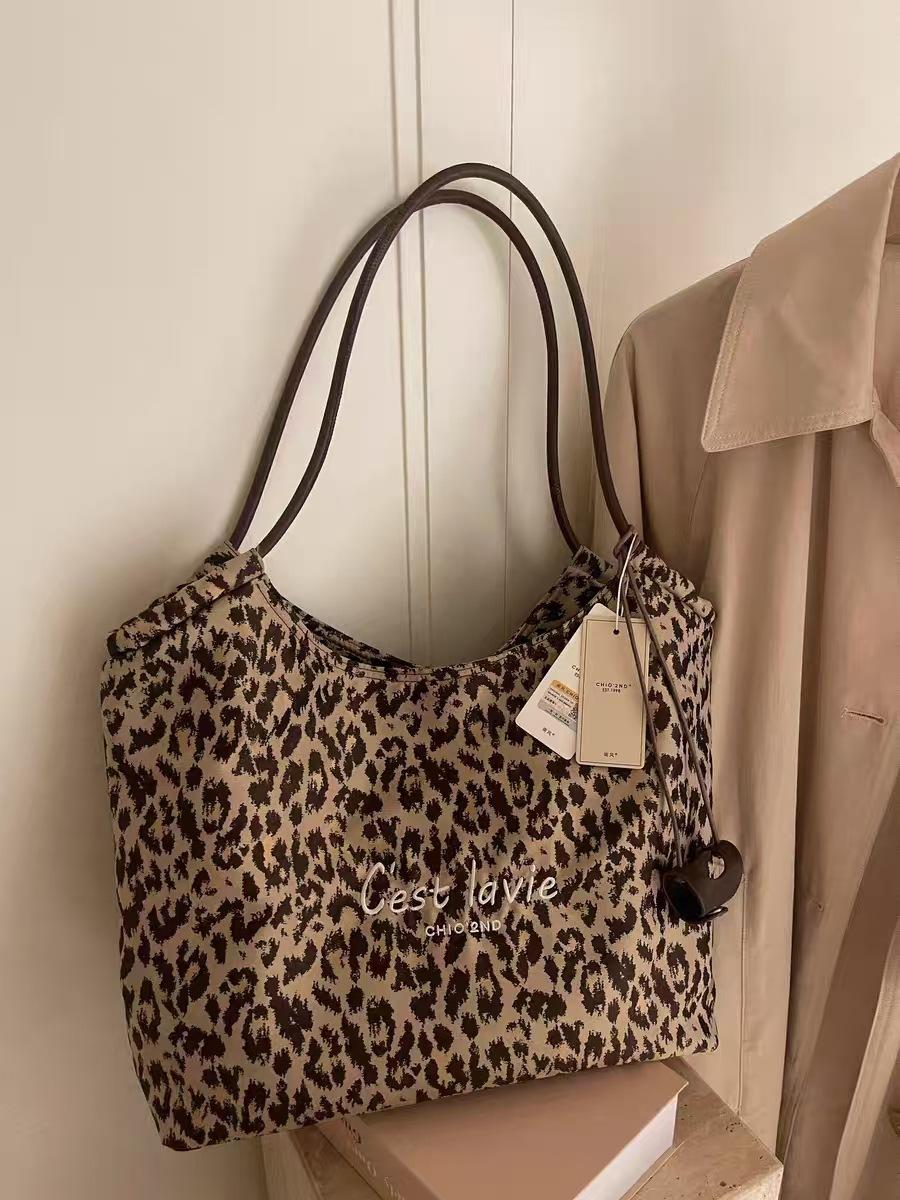 

Nanfeng Versatile Trend Branch Seeking Cloud Bag Forbidden City Culture Series Wedding Bag Red Bag Women s Autumn and Winter Crossbody Bag