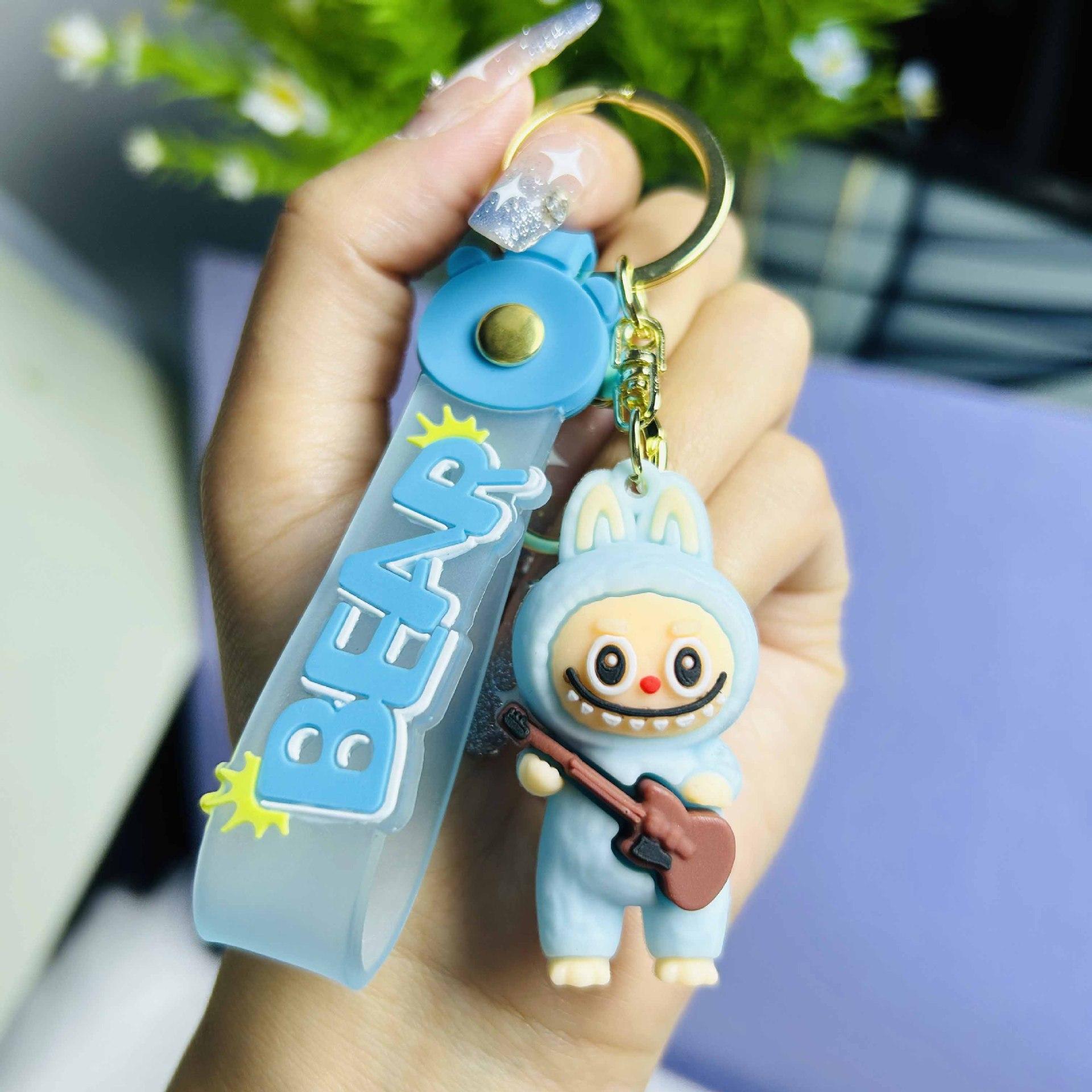 

Мультяшный брелок-подвеска в виде овечки, играющей на клавишах пианино, милый силиконовый, играющий на гитаре