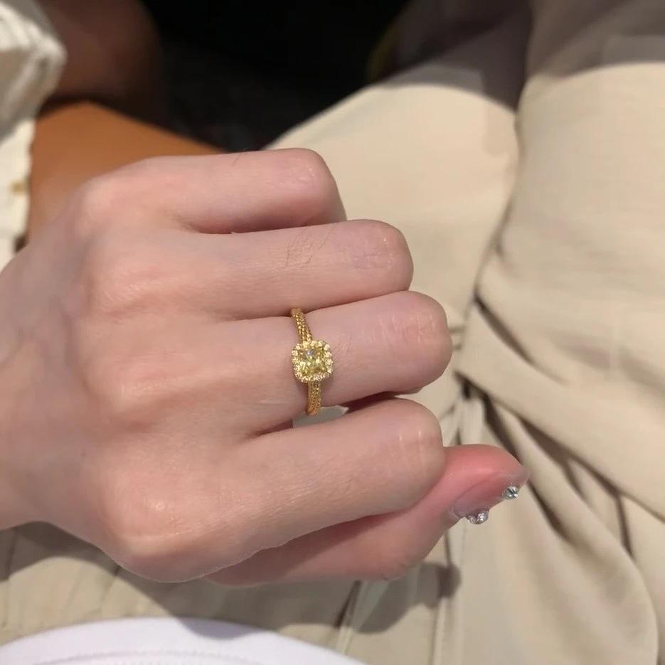 Xiaohongshu Bestseller: Women's Gold Inlaid Diamond Twist Ring - Fashionable, Versatile, Light Luxury.
