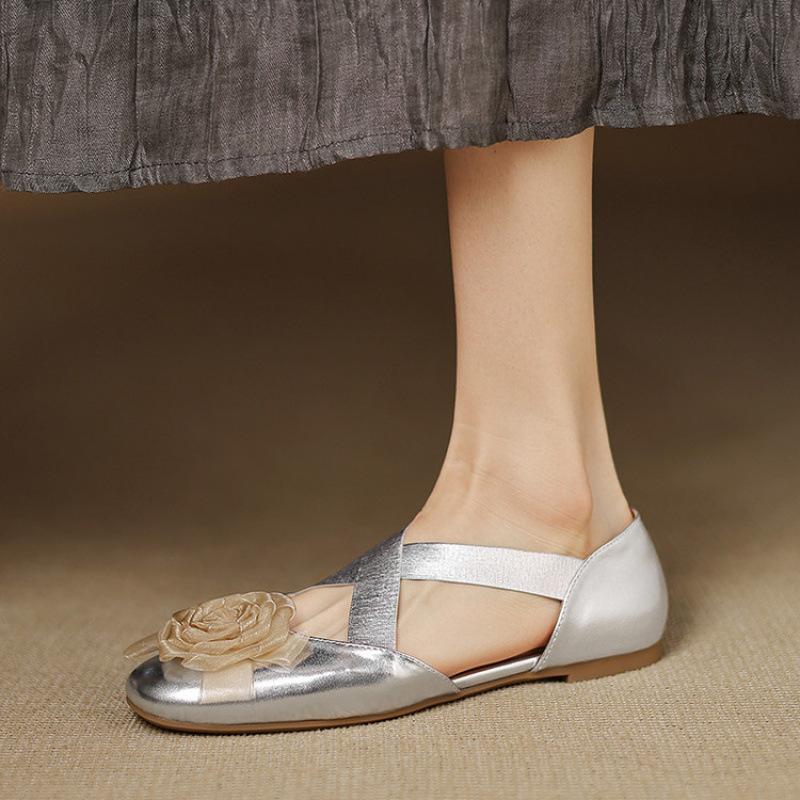 

Летняя корейская версия полых сандалий женские новые сандалии на плоской подошве закрывают ноги и педаль кожа круглый носок низкий каблук большой размер женская обувь 39 серебряный