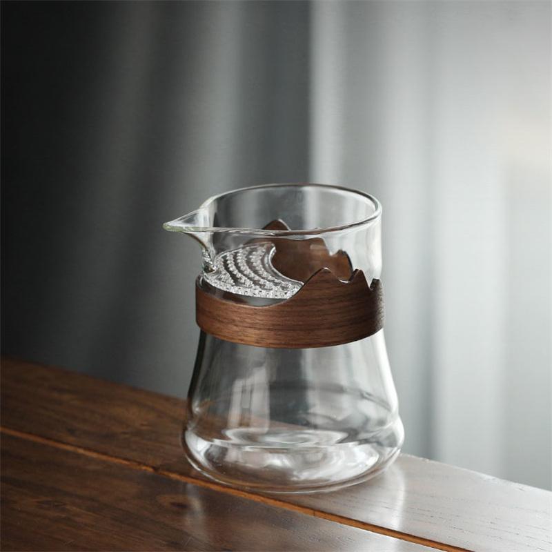 Japanischer hitzebeständiger Glas-Fair-Cup Teekanne mit Anti-Verbrühungs-Walnuss-Griff Chahai Halbmond-Filtertasse Kungfu Teegeschirr