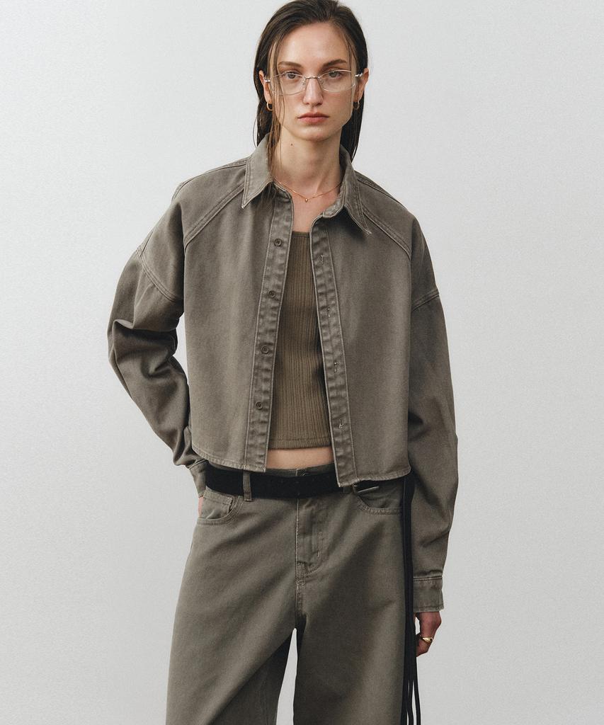 NOIRER FOR WOMAN Oversized Dyed Crop Shirt (Khaki)