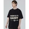 T-Shirt „Befördert zum Papa“ mit schwarzem Text und Babyfußabdruck – Geschenk zur Vaterschaftsankündigung für werdende Väter (2026)
